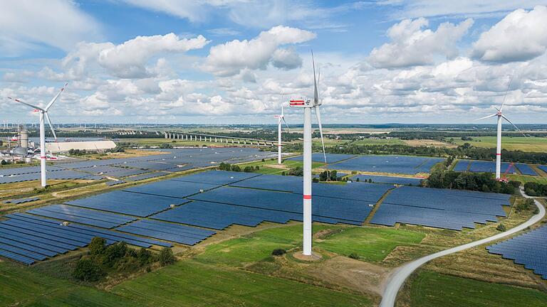 Solarpark und Windkraftanlagen       -  Fast 90 Prozent der Bevölkerung äußern Zustimmung zum Ausbau erneuerbarer Energien. Der Wert ist in den vergangenen Jahren stabil geblieben. (Symbolbild)