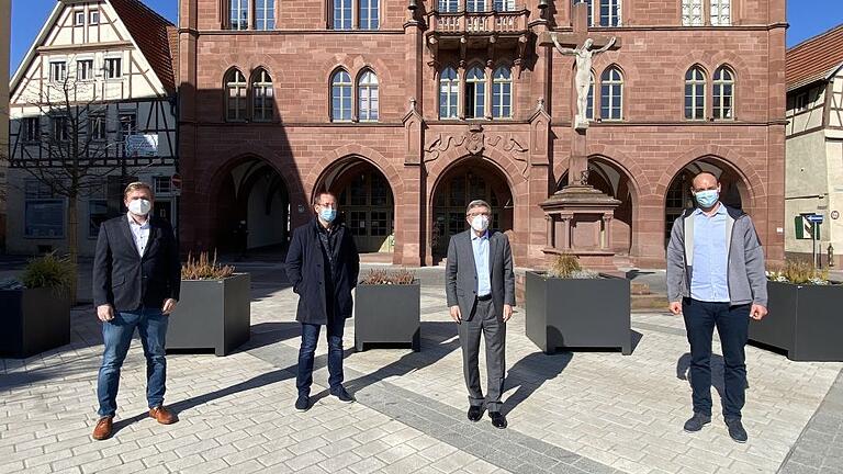 Das Gymnasium Weikersheim geht eine Wette mit dem Präsidenten des Internationalen Olympischen Komitees, Dr. Thomas Bach, ein.&nbsp; Im Bild Michael Krapp (Abteilungsleiter Gymnasium Weikersheim), Kai Filsinger (Abteilungsleiter und WSB-Koordinator Gymnasium), Dr. Thomas Bach (IOC-Präsident) und Sascha Silberzahn (Sportlehrer Gymnasium und Inititator des Laufs).