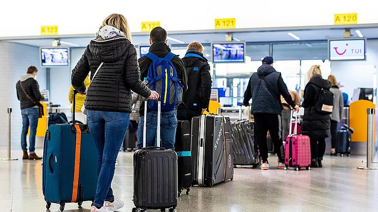 Coronavirus - Tourismus       -  Am Sonntag machten sich deutsche Urlauber, wie hier von Hannover aus, auf den Weg in Richtung Mallorca.