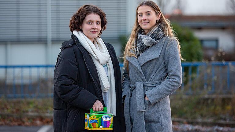 Vivien Roßmann (links) und Julia Spengler (rechts) sind in Würzburg häufiger mit ihrem bunten Kreidekasten unterwegs.&nbsp;Sie wollen auf das Thema 'Catcalling' aufmerksam machen.