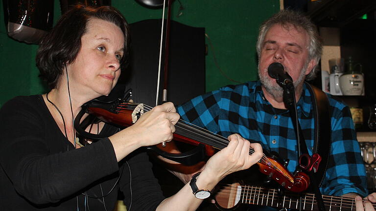 Das Duo 'The Noble Savages' spielt am Freitag, 3. Juni, im Kirchgarten hinter der Christuskirche in Ebern.