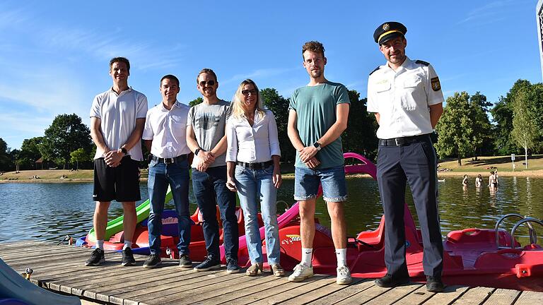 'Alles richtig gemacht', loben der technische Leiter der Schweinfurter Wasserwacht, Alexander Ratte (Zweiter von links), und Polizeioberrat Matthias Wehner (rechts) die 'Retter vom Badesee', Matthias Salm, Alexander Pfarr, Susanne Rösner und Tobias Kiesel (von links).