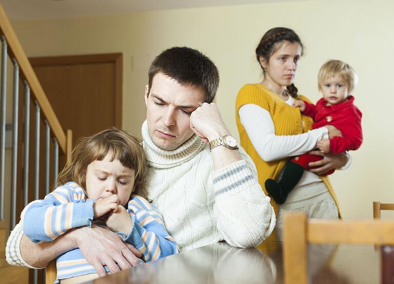 Job, Familie, Kindererziehung, keine Zeit mehr für sich selbst. Wie auf diesem Symbolbild kommen junge Eltern dabei schnell an ihre Grenzen.