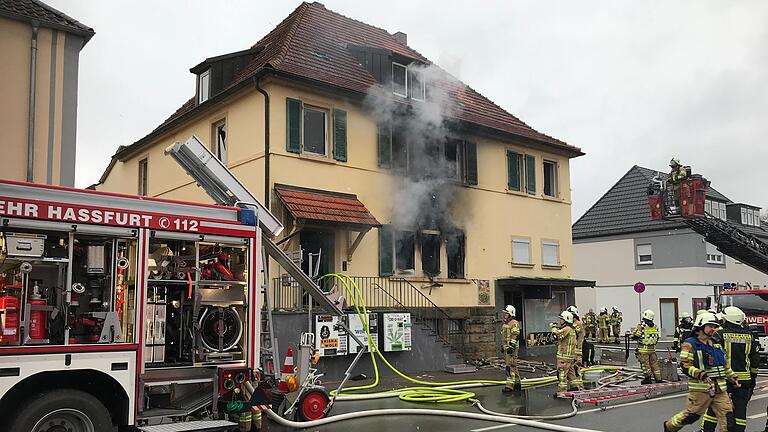 Am Freitag kam es in der Hofheimer Straße in Haßfurt zu einem Brand, bei dem mehrere Personen verletzt wurden, eine davon schwer.