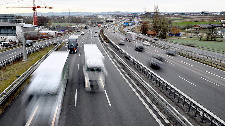 Autobahn.jpeg       -  Der Bereich Verkehr muss künftig nicht mehr unbedingt sein Sektorziel für den Klimaschutz einhalten.