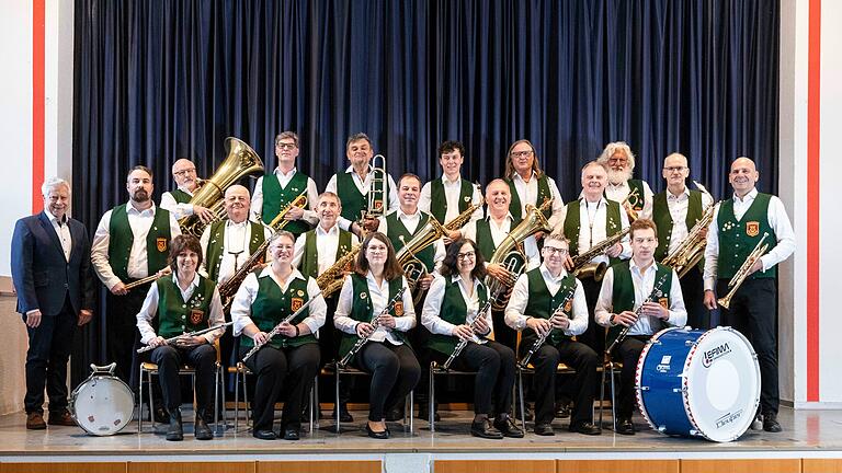 Die Blaskapelle des MGV Erlabrunn freut sich auf das Jubiläumskonzert anlässlich des 50-jährigen Bestehens. Links MGV-Vorsitzender Armin Steinmetz, rechts Kapellenleiter Frank Kümmet. Die Blaskapelle des MGV Erlabrunn freut sich auf das Jubiläumskonzert anlässlich des 50-jährigen Bestehens. Links MGV-Vorsitzender Armin Steinmetz, rechts Kapellenleiter Frank Kümmet.