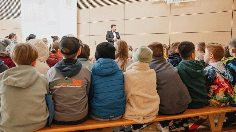Schulleiter Stefan Braun begrüßt die Viertklässer an der Staatlichen Realschule Gemünden.