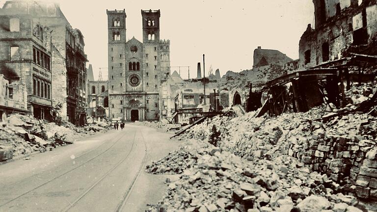 Die Würzburger Domstraße im Herbst 1945: Hintergründe zu Würzburg im Nationalsozialismus vermittelt eine Stadtführung am Sonntag. Die Würzburger Domstraße im Herbst 1945: Hintergründe zu Würzburg im Nationalsozialismus vermittelt eine Stadtführung am Sonntag.