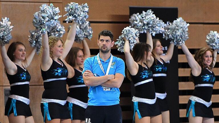 HC Rhein Vikings vs. DJK Rimpar Woelfe 24:22- 2. Handball Bundesliga 2017/2018 - 33. Spieltag       -  Gute Stimmung verbreiteten am Samstag nur die Cheerleader des siegreichen HC Rhein Vikings. Matthias Obinger verhagelte die Niederlage seiner Rimparer Wölfe sichtlich die Laune.