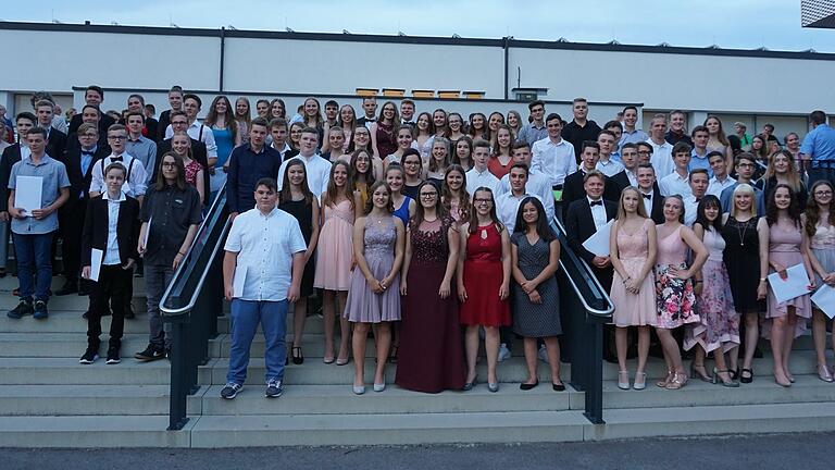 Die 82 Absolventen des Jahrgangs 2018/2019 der Ludwig-Derleth-Realschule in Gerolzhofen.