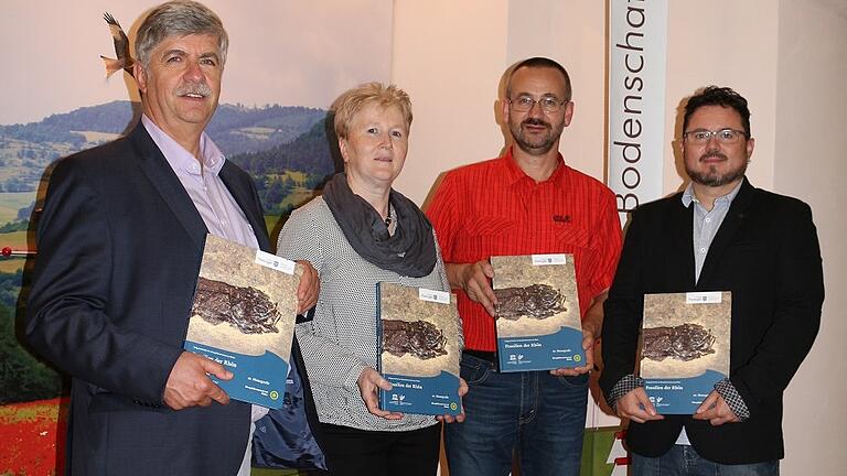 Autor Frank Gümbel (2. von rechts) mit seiner Frau Carola sowie Karl-Friedrich Abe (links), ehemaliger Dienststellenleiter der Thüringer Verwaltung UNESCO-Biosphärenreservat Rhön, und Layouter Andreas Dießner von der Firma Wehry Druck (rechts).