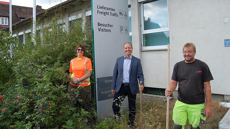 Bürgermeister Johannes Krumm (Mitte) fühlt sich gut in seinem Amt angekommen. Er hofft auf eine Wiederbelebung des Schaeffler-Areals durch andere Betriebe. Bei der Grünpflege im Dorf engagieren sich die neuen Bauhof-Mitarbeiter Jutta Schlereth und Bernhard Beck.&nbsp; &nbsp;&nbsp;