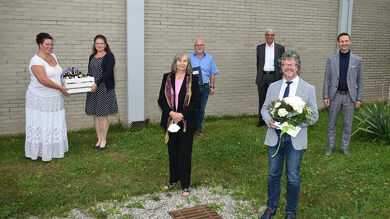 Auf dem Bild sind von links Nicole Malaney (Elternbeiratsvorsitzende), Kerstin Seufert-Giedl (Elternbeirat), Gabriele Freiberg (leitende Schulamtsdirektorin), Manfred Schötz (Erster Bürgermeister von Oberschwarzach), Walter Schäffer (Personalrat), Helmut Schmid und Torsten Wozniak (Schulverband und Erster Bürgermeister von Gerolzhofen).