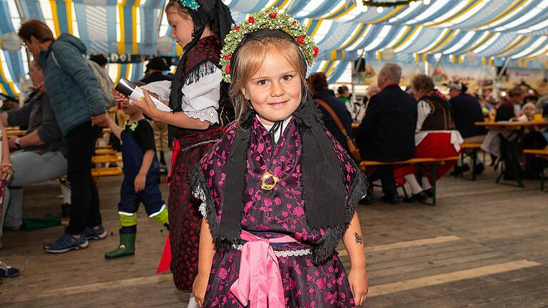 Die vierjährige Elina trägt stolz die Sennfelder Festtagstracht beim Gautrachtenfest in Schweinfurt. Die vierjährige Elina trägt stolz die Sennfelder Festtagstracht beim Gautrachtenfest in Schweinfurt.