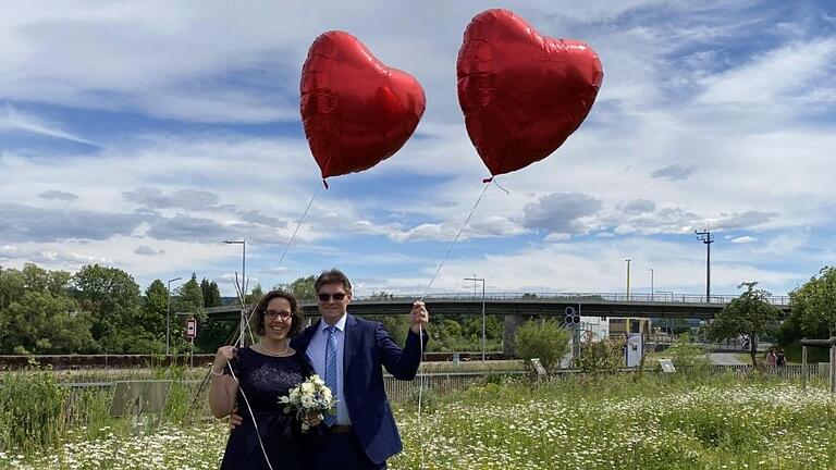 Auch wenn die freie Trauung mit vielen Hochzeitsgästen wegen der Corona-Pandemie ausgefallen ist, hatten Christine Diel aus Himmelstadt und Stefan Dallner aus Kornhöfstadt (Mittelfranken) Ende Mai 2020 einen schönen Hochzeitstag.