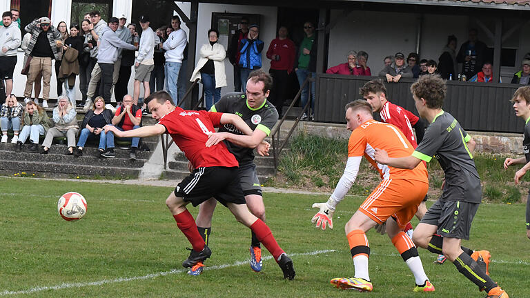Die Spiele der B-Klassen Rhön - Bedrängt von zwei Spielern der SG Oberbach befreien sich Marius Panzer (links) und Schlimpfhofs Keeper Jonas Müller aus dieser brenzligen Situation im DJK-Strafraum. Die Spiele der B-Klassen Rhön - Bedrängt von zwei Spielern der SG Oberbach befreien sich Marius Panzer (links) und Schlimpfhofs Keeper Jonas Müller aus dieser brenzligen Situation im DJK-Strafraum.