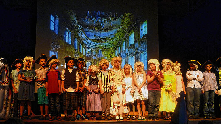 &bdquo;Mars Einersheim&ldquo; beim Schulfest       -  (rt)   Schulfest feierten die Schüler der Grundschule Hellmitzheimer Bucht (Markt Einersheim) in der Iphöfer Karl-Knauf-Halle.  Die Schulspielgruppe unter Leitung von Anne Huberth hatten ein von ihrer Lehrerin ausgedachtes Musical eingeübt. Darin verwandelten sich die kleinen Schauspieler in Schüler des fernen Planeten &bdquo;Mars Einersheim&ldquo;. Bei einem Schulausflug zur Erde sollten sie erkunden, wie deren Bewohner Musik machen. Jede Klasse spielte eine andere Szene und ließ bei dieser Zeitreise verschiedene Kulturen lebendig werden, teilt die Schule mit. Ausgehend von Markt Einersheim und seiner historischen Kerwa mit Blasmusik und Tanz (Klasse 4 b) sowie einem Blick ins Schulhaus zur Schulchorprobe, ging es weiter an den Hof der Kaiserin Maria Theresia. Dort intonierte das Wunderkind Wolfgang Amadeus auf der Geige zusammen mit seiner Schwester am Klavier die kleine Nachtmusik (Klasse 3). Mittelalterlich ging es bei einem Ritterturnier zu (Klasse 1), während im nächsten Moment eine dramatische Indianerszene um einen Marterpfahl herum zu sehen und zu hören war (Klasse 4 a). Als chinesische Musik ertönte und eine Riesendrache auf der Bühne tanzte (Klasse 2) erreichte das Musical mit dem Titel &bdquo;Völlig losgelöst&ldquo; seinen Höhepunkt. Die Besucher in der vollbesetzten Halle belohnten die Künstler mit rhythmischem Klatschen, teilt die Schule mit. Auf dem Sportgelände lud anschließend der Elternbeirat zum Essen, Trinken, Sitzen oder Herumtoben ein.
