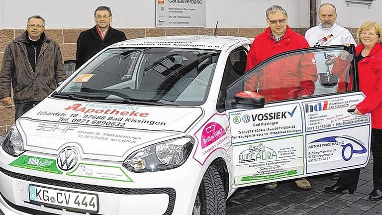 Freude im Februar bei der Übergabe in Bad Kissingen: Was jedoch keiner der Beteiligten auf dem Bild ahnte: Für den VW Up für die Caritas Bad Kissingen hat die Firma Mobil Werbeflächen im mehrfachen Wert des Fahrzeugs verkauft. Freude im Februar bei der Übergabe in Bad Kissingen: Was jedoch keiner der Beteiligten auf dem Bild ahnte: Für den VW Up für die Caritas Bad Kissingen hat die Firma Mobil Werbeflächen im mehrfachen Wert des Fahrzeugs verkauft.