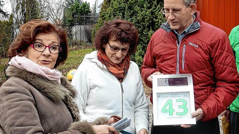 Bürgermeistern Sorya Lippert (links) überreichte die Grüne Hausnummer an Elisabeth Krempl und Manfred Röder.