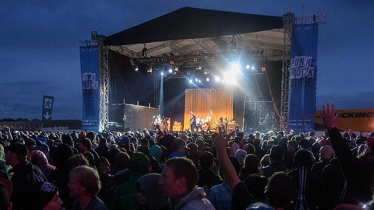 Mission Ready Festival - Der ehemalige Militärflugplatz in Giebelstadt bietet Platz für Großveranstaltungen wie Festivals – und hat damit in der Region ein Alleinstellungsmerkmal. Im Bild feiern gut 5000 Besucher die Premiere des „Mission Ready“-Punkfestivals. Mission Ready Festival - Der ehemalige Militärflugplatz in Giebelstadt bietet Platz für Großveranstaltungen wie Festivals – und hat damit in der Region ein Alleinstellungsmerkmal. Im Bild feiern gut 5000 Besucher die Premiere des „Mission Ready“-Punkfestivals.