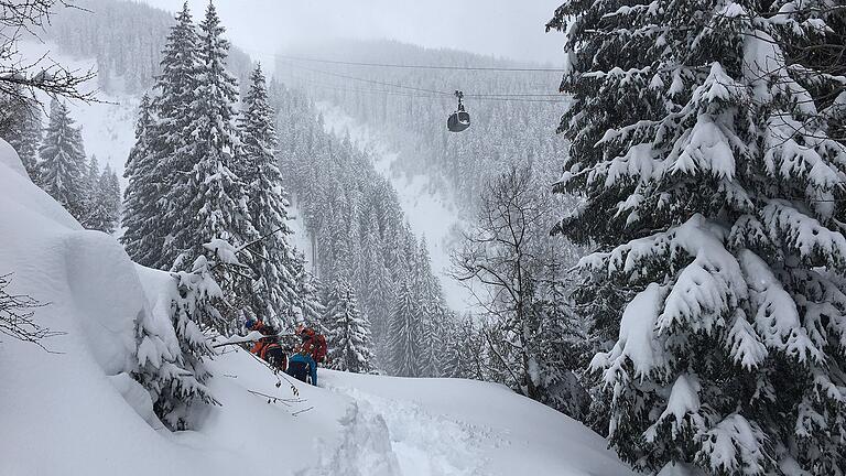 Snowboarder aus Würzburg gerettet       -  Österreich, Zell Am See: Dieses von der Bergrettung zur Verfügung gestellte Foto zeigt eine Liftgondel im Schneegestöber. Nach einer Nacht im Freien ist in Österreich ein deutscher Snowboarder unverletzt gerettet worden. Er habe in einer selbstgebauten Schneehöhle unter einem Baum übernachtet, berichtete der 23-Jährige aus Würzburg den Rettern. Zuvor habe er aufgrund schlechter Sichtverhältnisse unfreiwillig die Piste verfehlt und sei immer mehr in unwegsames Gelände gekommen. Foto: Unbekannt/BERGRETTUNG/dpa
