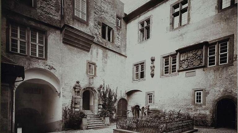 Blick in den einstigen Innenhof von Schloss Mainberg, das 40 Jahre Wohnsitz der Familie Willy Sachs war. Blick in den einstigen Innenhof von Schloss Mainberg, das 40 Jahre Wohnsitz der Familie Willy Sachs war.