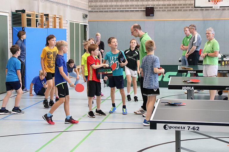 Alle Hände voll zu tun hatte DJK-Abteilungsleiter Thomas Müller (Mitte) als Turnierleiter bei der dritten und vierten Klasse.