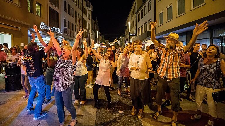 Ausgelassene Stimmung und Partyfeeling: Das Stadtfest Schweinfurt am 26. und 27. August wird wohl wieder mehrere zehntausend Menschen in die Innenstadt ziehen, die das Leben feiern wie auf diesem Archivbild aus dem Jahr 2017. Ausgelassene Stimmung und Partyfeeling: Das Stadtfest Schweinfurt am 26. und 27. August wird wohl wieder mehrere zehntausend Menschen in die Innenstadt ziehen, die das Leben feiern wie auf diesem Archivbild aus dem Jahr 2017.