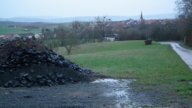 In Kerbfeld ist oberhalb der Hassgau-Ranch, an der Anhöhe am Waldrand gelegen, ein Wohnmobilstellplatz mit Hassbergblick geplant.
