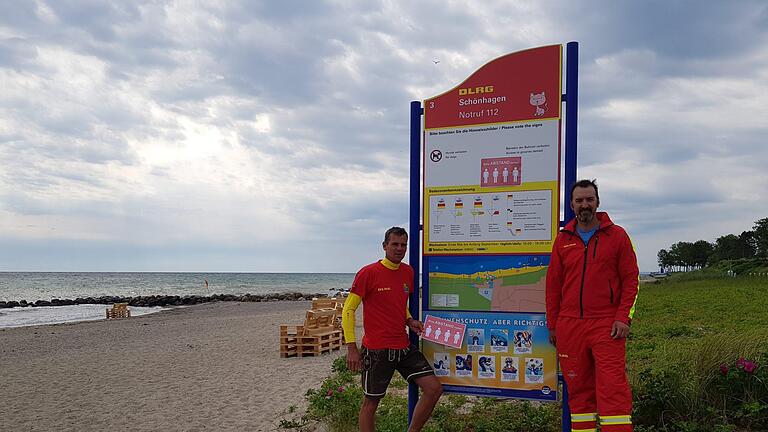 Markus Brandl (links)  und  Johannes Dünninger unterstützen als Wachführer und Wasserretter die DLRG-Station Schönhagen.  Foto: Marion Schäfer       -  Markus Brandl (links)  und  Johannes Dünninger unterstützen als Wachführer und Wasserretter die DLRG-Station Schönhagen.  Foto: Marion Schäfer