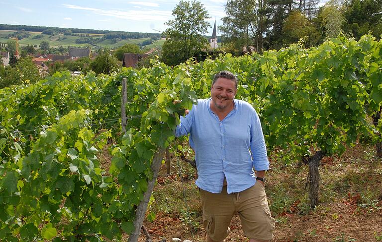Der Blick aus der Weinlage Cyriakusberg gefällt Sulzfelds neuen Bürgermeister Matthias Dusel, wenn er ausnahmsweise Zeit zum Spaziergang hat. Der Blick aus der Weinlage Cyriakusberg gefällt Sulzfelds neuen Bürgermeister Matthias Dusel, wenn er ausnahmsweise Zeit zum Spaziergang hat.