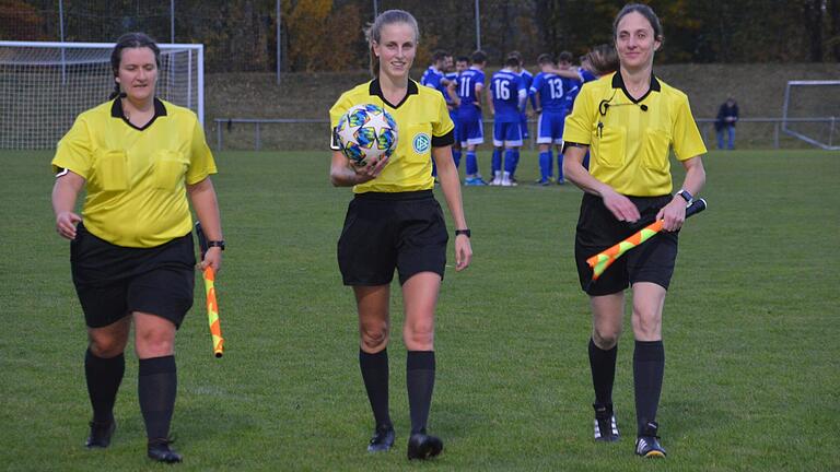 Frauenpower bei der Leitung des Fußball-Bezirksligaspiels zwischen dem TSV Münnerstadt und dem SV Rödelmaier. Von links: Mareike Köberle (Schiedsrichtergruppe Haßberge), Davina Lutz (Schweinfurt) und Manuela Kraus (Bad Neustadt).