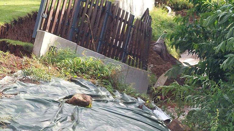 Massive Schäden hat die Sturzflut der Aura in der Mühlstraße hinterlassen. Die Wassermassen unterspülten die Böschung und rissen Teile der angrenzenden Privatgrundstücke mit. Massive Schäden hat die Sturzflut der Aura in der Mühlstraße hinterlassen. Die Wassermassen unterspülten die Böschung und rissen Teile der angrenzenden Privatgrundstücke mit.