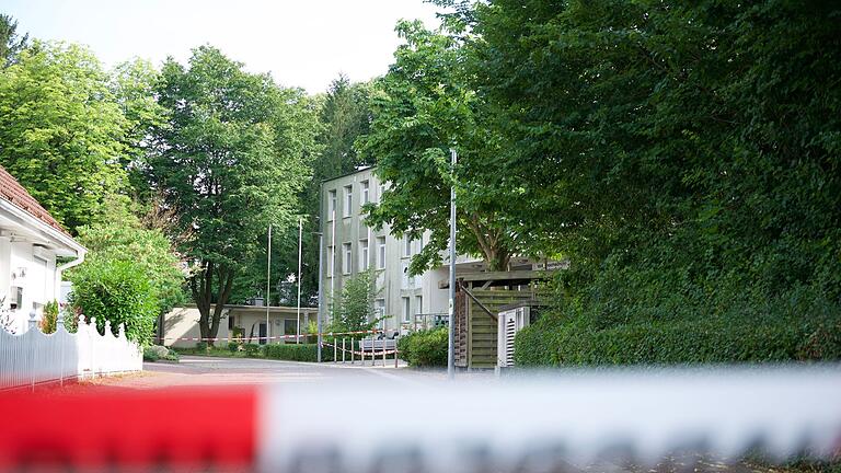 Lehrkraft auf Parkplatz niedergestochen       -  Die Polizei geht von einem versuchten Tötungsdelikt an der Volkshochschule aus.