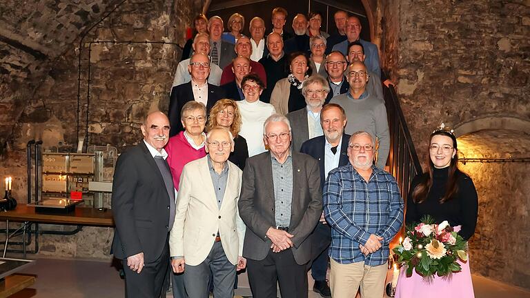 29 Personen der Weinwirtschaft wurden unter anderem für ihr ehrenamtliches Engagement, ihre herausragende Betriebstreue oder zum Ende der erfolgreichen Berufslaufbahn geehrt. 29 Personen der Weinwirtschaft wurden unter anderem für ihr ehrenamtliches Engagement, ihre herausragende Betriebstreue oder zum Ende der erfolgreichen Berufslaufbahn geehrt.