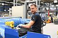 Ein ZF-Mitarbeiter beim Verpacken einer&nbsp;Kupplung mit Ausrücksystem in der Logistik von ZF Aftermarket in Schweinfurt.