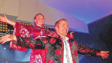 Unversehrt entsteigt die Assistentin der Kiste: Illusionskünstler Mr. Joy gab eine tolle Show auf Einladung des CVJM in Altfeld.