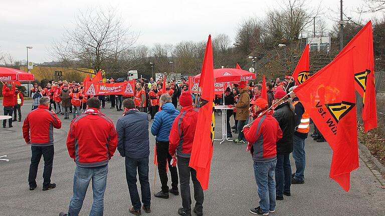 Rund 150 Beschäftigte der Firma Hilite Germany GmbH und von Procter & Gamble versammelten sich vor dem Werksgelände des Distributionszentrums in Altfeld  zu einem halbstündigen Warnstreik, um den Forderungen der Beschäftigten in der Tarifrunde mit den Arbeitgebern der bayerischen Metall- und Elektroindustrie Nachdruck zu verleihen.