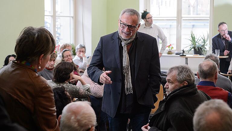 Konstantin Wecker besucht die Wäremstube in Würzburg       -  Liedermacher und Autor Konstantin Wecker bei seinem Besuch in der Würzburger Wärmestube. Der Der sozial engagierte Musiker suchte das Gespräch mit den Menschen.