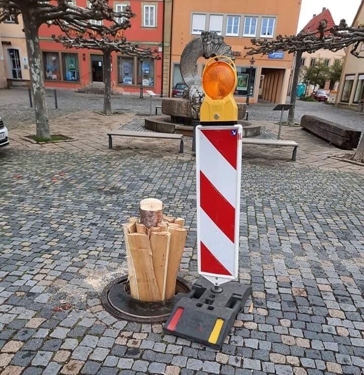 Am Samstagmorgen war von dem tags zuvor aufgestellten Gerolzhöfer Maibaum nur noch der im Boden steckende Baumstumpf zu sehen. Am Samstagmorgen war von dem tags zuvor aufgestellten Gerolzhöfer Maibaum nur noch der im Boden steckende Baumstumpf zu sehen.