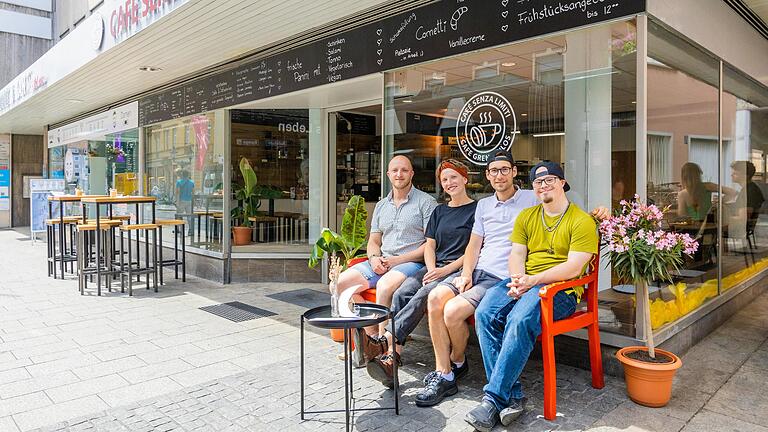 Seit gut drei Wochen gibt es in der Würzburger Augustinerstraße ein Inklusionscafé, das 'Senza Limiti'. Ein kleiner Teil des Teams (von links nach rechts): Steven Henze, Marie Enderes, Axel Hanneforth,  und Fabian Dinsing.