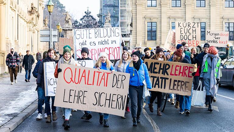 Machten am Donnerstag ihrem Unmut über die geplanten Kürzungen Luft: Rund 200 Studierende zogen protestierend durch Würzburg zur Neuen Uni am Sanderring.