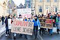 Machten am Donnerstag ihrem Unmut über die geplanten Kürzungen Luft: Rund 200 Studierende zogen protestierend durch Würzburg zur Neuen Uni am Sanderring.