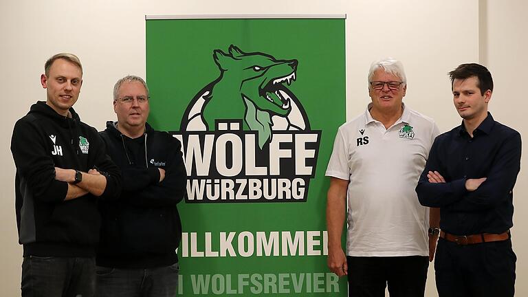 Sie wollen eine 'neue Epoche einläuten' und die Zukunft der Wölfe Würzburg gestalten: (von links) Johannes Heufelder (Sportlicher Leiter), Stefan Köhler (CEO Hauptsponsor Infosim), Roland Sauer (Geschäftsführer Wölfe Würzburg) und Bastian Krenz (Jugendkoordinator Bastian Krenz).