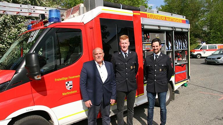 Bürgermeister Rainer Ott (von links) freut sich gemeinsam mit Kommandant Thomas Nagler und Vize-Kommandant Michael Nagler über das neue Löschfahrzeug. Bürgermeister Rainer Ott (von links) freut sich gemeinsam mit Kommandant Thomas Nagler und Vize-Kommandant Michael Nagler über das neue Löschfahrzeug.