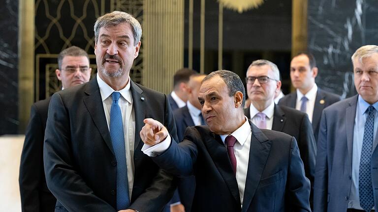 Bayerns Ministerpräsident Söder reist nach Ägypten       -  Politische Gespräche und Pyramiden: Ägyptens Außenminister Badr Abdelatty und CSU-Chef Markus Söder (rechts).