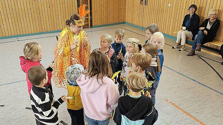 Der Feuervogel zieht die Kinder in seinen Bann. Hinten im Bild von rechts: Rektorin Gudrun Schnitzer und Organisatorin Pia Praetorius. Der Feuervogel zieht die Kinder in seinen Bann. Hinten im Bild von rechts: Rektorin Gudrun Schnitzer und Organisatorin Pia Praetorius.
