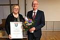 Das war 2023: Da erhielt Elisabeth Ambros aus den Händen von Bürgermeister Stefan Paulus die Ehrenbürgerwürde der Gemeinde Knetzgau. Nun ist die engagierte Bürgerin gestorben.