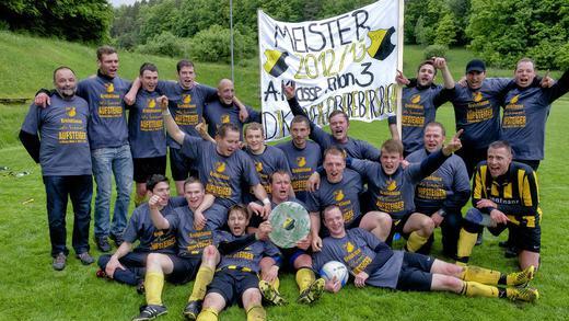 DJK Unter-Oberebersbach ist Meister       -  DJK Unter/Oberebersbach ist Meister: (hinten von links) Elmar Schlereth, Andreas Schmitt, Thomas Schmitt, Peter Hemmert, Marco Gerlach, Sebastian Schröder, Holger Schmitt, Michi Hahn sowie (Mitte von links) Ronny Selbmann, Daniel Schmitt Alexander Gensch, Florian Bornst sowie (vorne von links) Kai Fischer, Felix Diller, Rene Kuhlmann, Johannes Borst, Daniel Gereth (liegend), Heiko Dünisch, Felix Nöth, Sebastian Nöth und Trainer Gerd Filbig.