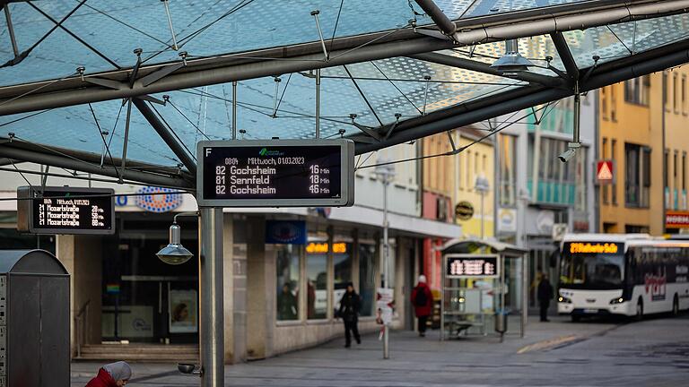 Wegen der anhaltenden Sperrung der Hahnenhügelbrücke kommt es in den nächsten drei Wochen zu weiteren Verspätungen auf den Regionalbuslinien im Landkreis Schweinfurt.